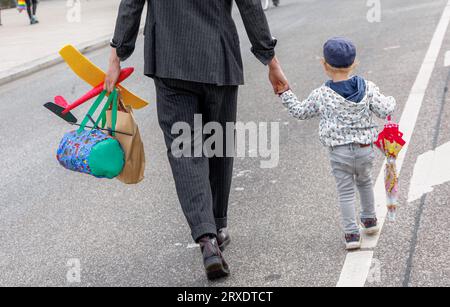 Amburgo, Germania. 24 settembre 2023. Un uomo sta attraversando una strada con suo figlio per mano. Credito: Markus Scholz/dpa/Alamy Live News Foto Stock