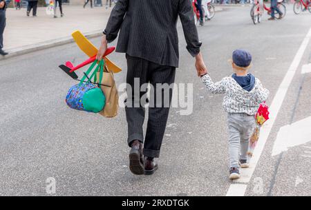 Amburgo, Germania. 24 settembre 2023. Un uomo sta attraversando una strada con suo figlio per mano. Credito: Markus Scholz/dpa//dpa/Alamy Live News Foto Stock
