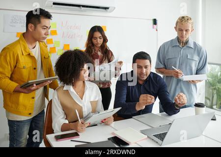 Team di manager che ha un incontro online con il cliente per discutere i dettagli del progetto Foto Stock