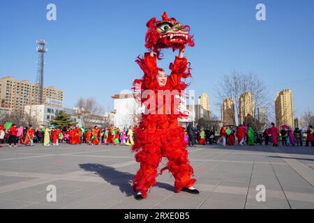 Contea di Luannan, Cina - 29 gennaio 2023: La gente esegue danze di leone per le strade durante il Festival di Primavera, contea di Luannan, provincia di Hebei, Cina Foto Stock