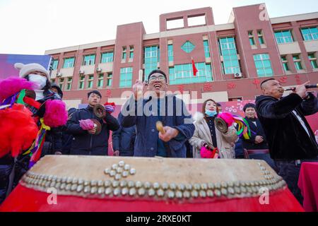 Contea di Luannan, Cina - 30 gennaio 2023: La gente batte la batteria per festeggiare l'arrivo del tradizionale Festival di primavera cinese sulla piazza di Luan Foto Stock