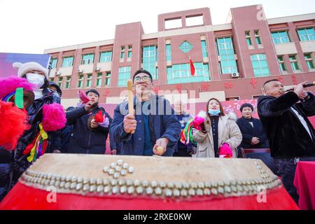 Contea di Luannan, Cina - 30 gennaio 2023: La gente batte la batteria per festeggiare l'arrivo del tradizionale Festival di primavera cinese sulla piazza di Luan Foto Stock