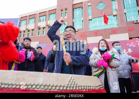 Contea di Luannan, Cina - 30 gennaio 2023: La gente batte la batteria per festeggiare l'arrivo del tradizionale Festival di primavera cinese sulla piazza di Luan Foto Stock