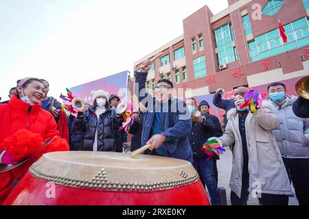 Contea di Luannan, Cina - 30 gennaio 2023: La gente batte la batteria per festeggiare l'arrivo del tradizionale Festival di primavera cinese sulla piazza di Luan Foto Stock