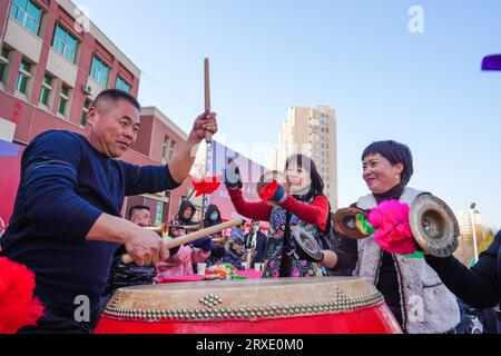 Contea di Luannan, Cina - 30 gennaio 2023: La gente batte la batteria per festeggiare l'arrivo del tradizionale Festival di primavera cinese sulla piazza di Luan Foto Stock