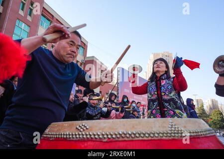 Contea di Luannan, Cina - 30 gennaio 2023: La gente batte la batteria per festeggiare l'arrivo del tradizionale Festival di primavera cinese sulla piazza di Luan Foto Stock