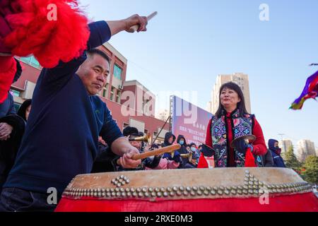 Contea di Luannan, Cina - 30 gennaio 2023: La gente batte la batteria per festeggiare l'arrivo del tradizionale Festival di primavera cinese sulla piazza di Luan Foto Stock