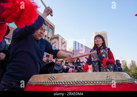 Contea di Luannan, Cina - 30 gennaio 2023: La gente batte la batteria per festeggiare l'arrivo del tradizionale Festival di primavera cinese sulla piazza di Luan Foto Stock