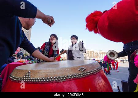 Contea di Luannan, Cina - 30 gennaio 2023: La gente batte la batteria per festeggiare l'arrivo del tradizionale Festival di primavera cinese sulla piazza di Luan Foto Stock