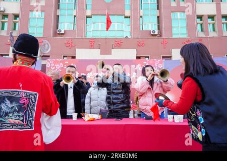 Contea di Luannan, Cina - 30 gennaio 2023: La gente batte la batteria per festeggiare l'arrivo del tradizionale Festival di primavera cinese sulla piazza di Luan Foto Stock