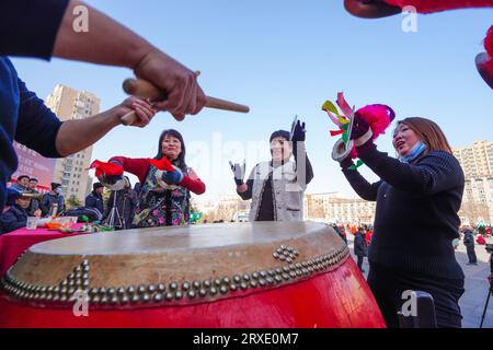 Contea di Luannan, Cina - 30 gennaio 2023: La gente batte la batteria per festeggiare l'arrivo del tradizionale Festival di primavera cinese sulla piazza di Luan Foto Stock