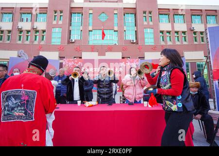 Contea di Luannan, Cina - 30 gennaio 2023: La gente batte la batteria per festeggiare l'arrivo del tradizionale Festival di primavera cinese sulla piazza di Luan Foto Stock