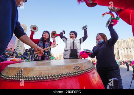 Contea di Luannan, Cina - 30 gennaio 2023: La gente batte la batteria per festeggiare l'arrivo del tradizionale Festival di primavera cinese sulla piazza di Luan Foto Stock