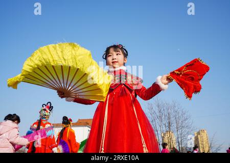 Contea di Luannan, Cina - 30 gennaio 2023: Una bambina balla yangko sulla piazza durante il Festival di Primavera, Contea di Luannan, provincia di Hebei, CH Foto Stock