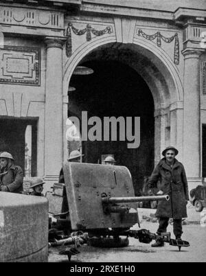 I soldati della British Expeditionary Force (BEF) maneggiavano artiglieria da campo vicino alla porta Menin a Ypres, in Belgio, nel maggio 1940 prima della ritirata a Dunkerque in Francia, durante le prime fasi della seconda guerra mondiale. Foto Stock