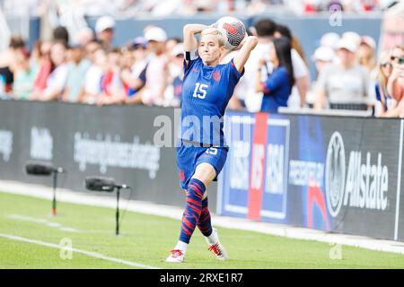 Chicago, Illinois. 24 settembre 2023: L'attaccante degli Stati Uniti Megan Rapinoe (15) con il lancio durante l'International Friendly Women's Soccer match tra la nazionale statunitense e il Sudafrica al Soldier Field di Chicago, Illinois. La nazionale statunitense ha sconfitto il Sudafrica 2-0. John Mersits/CSM. Credito: Cal Sport Media/Alamy Live News Foto Stock