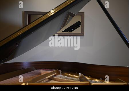 Coperchio per pianoforte a coda Steinway and Sons e corde di piastre in ghisa ad Atene, Grecia. Foto Stock