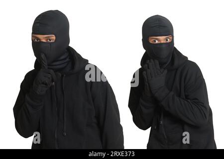 Uomo misterioso che indossa una felpa nera in piedi e guarda la macchina fotografica. Immagine isolata su sfondo grigio Foto Stock