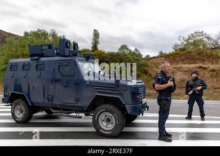 Zvecan, Kosovo. 25 settembre 2023. Gli agenti di polizia del Kosovo mantengono la sicurezza in un incrocio cruciale vicino al monastero di Banjska nel villaggio di Banjska lunedì 25 settembre 2023. Domenica il primo ministro del Kosovo ha annunciato che un attacco, che ha attribuito al sostegno della vicina Serbia, ha provocato la tragica perdita della vita di un agente di polizia e il ferimento di un altro. Questo incidente ha acuito le tensioni tra questi ex avversari in tempo di guerra, che si sono verificate in un momento cruciale nei loro sforzi mediati dall'Unione europea per rimediare le relazioni. (VX Photo/Vudi Xhymshiti) credito: VX Foto Stock
