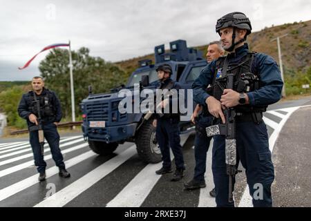Zvecan, Kosovo. 25 settembre 2023. Gli agenti di polizia del Kosovo mantengono la sicurezza in un incrocio cruciale vicino al monastero di Banjska nel villaggio di Banjska lunedì 25 settembre 2023. Domenica il primo ministro del Kosovo ha annunciato che un attacco, che ha attribuito al sostegno della vicina Serbia, ha provocato la tragica perdita della vita di un agente di polizia e il ferimento di un altro. Questo incidente ha acuito le tensioni tra questi ex avversari in tempo di guerra, che si sono verificate in un momento cruciale nei loro sforzi mediati dall'Unione europea per rimediare le relazioni. (VX Photo/Vudi Xhymshiti) credito: VX Foto Stock