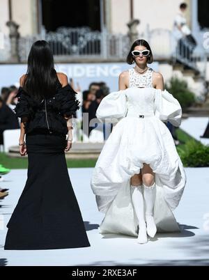 Milano, Italia. 24 settembre 2023. Le modelle presentano le creazioni della nuova collezione Bosiden durante una sfilata di moda a Milano, in Italia, il 24 settembre 2023. Crediti: Jin Mamengni/Xinhua/Alamy Live News Foto Stock