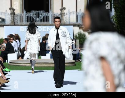 Milano, Italia. 24 settembre 2023. Le modelle presentano le creazioni della nuova collezione Bosiden durante una sfilata di moda a Milano, in Italia, il 24 settembre 2023. Crediti: Jin Mamengni/Xinhua/Alamy Live News Foto Stock