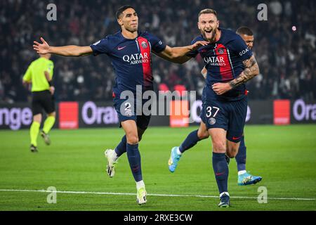 Parigi, Francia, Francia. 24 settembre 2023. ACHRAF HAKIMI del PSG celebra il suo gol con IL MILAN SKRINIAR durante la partita di Ligue 1 tra Paris Saint-Germain (PSG) e Olympique de Marseille (OM) allo stadio Parc des Princes di Parigi. (Immagine di credito: © Matthieu Mirville/ZUMA Press Wire) SOLO USO EDITORIALE! Non per USO commerciale! Crediti: ZUMA Press, Inc./Alamy Live News Foto Stock