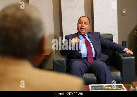 Sharm El Sheikh. 25 settembre 2023. Il ministro delle finanze egiziano Mohamed Maait parla durante un'intervista con Xinhua a Sharm El-Sheikh, Egitto, 24 settembre 2023. PER ANDARE CON "intervista: Il ministro egiziano dice che l'AIIB svolge un ruolo cruciale nello sviluppo sostenibile dell'Africa" credito: Sui Xiankai/Xinhua/Alamy Live News Foto Stock