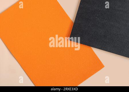 Carta bianca arancione e nera con decorazioni di Halloween su sfondo beige pastello. Biglietto d'auguri, mockup di invito. Posto per l'iscrizione. Zucca. Foto Stock