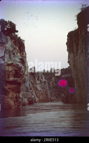 La Madhya è una zona dell'India centrale, situata lungo il fiume Narmada, nello stato federato del Madhya Pradesh. Il fiume ha intagliato il marmo morbido, creando una bella gola di circa 8 km di lunghezza. E' una popolare destinazione turistica indiana. Foto Stock