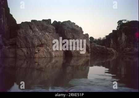 La Madhya è una zona dell'India centrale, situata lungo il fiume Narmada, nello stato federato del Madhya Pradesh. Il fiume ha intagliato il marmo morbido, creando una bella gola di circa 8 km di lunghezza. E' una popolare destinazione turistica indiana. Foto Stock