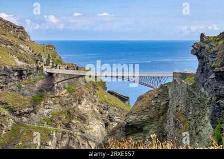 21 giugno 2023: Castello di Tintagel, Cornovaglia, Regno Unito - e il suo famoso ponte a doppio sbalzo. Il castello è il leggendario luogo di nascita di Re Artù. Foto Stock