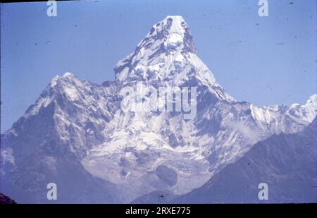 Ama Dablam è una delle montagne più spettacolari del mondo e un vero sogno alpinista. Questa indimenticabile scalata nella regione di Khumbu in Nepal prevede un trekking culturale nel campo base, roccia tecnica, arrampicata su neve e ghiaccio e splendide viste panoramiche sulla cima dell'Everest, Lhotse e Makalu. Altezza di 6.800 metri. Foto Stock