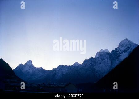 Ama Dablam è una delle montagne più spettacolari del mondo e un vero sogno alpinista. Questa indimenticabile scalata nella regione di Khumbu in Nepal prevede un trekking culturale nel campo base, roccia tecnica, arrampicata su neve e ghiaccio e splendide viste panoramiche sulla cima dell'Everest, Lhotse e Makalu. Altezza di 6.800 metri. Foto Stock