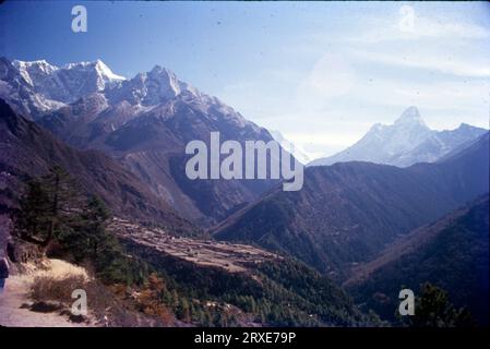 Ama Dablam è una delle montagne più spettacolari del mondo e un vero sogno alpinista. Questa indimenticabile scalata nella regione di Khumbu in Nepal prevede un trekking culturale nel campo base, roccia tecnica, arrampicata su neve e ghiaccio e splendide viste panoramiche sulla cima dell'Everest, Lhotse e Makalu. Altezza di 6.800 metri. Foto Stock