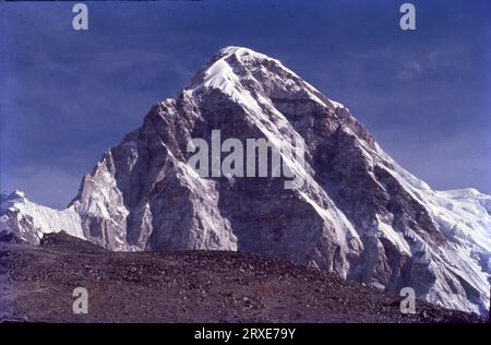 Thukla è un luogo famoso come punto di osservazione commemorativo. Tutti quegli escursionisti che hanno perso la vita per raggiungere la vetta del Monte Everest, incluso un leggendario scalatore. Foto Stock