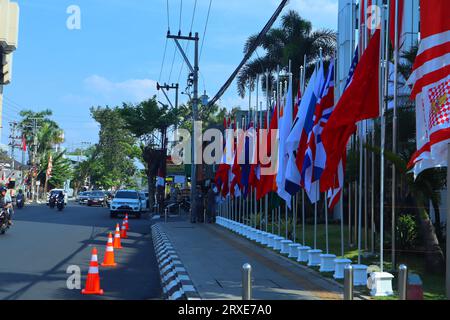 bandiere dei paesi dell'asean installate di fronte all'hotel Foto Stock