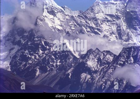 Ama Dablam è una delle montagne più spettacolari del mondo e un vero sogno alpinista. Questa indimenticabile scalata nella regione di Khumbu in Nepal prevede un trekking culturale nel campo base, roccia tecnica, arrampicata su neve e ghiaccio e splendide viste panoramiche sulla cima dell'Everest, Lhotse e Makalu. Altezza di 6.800 metri. Foto Stock