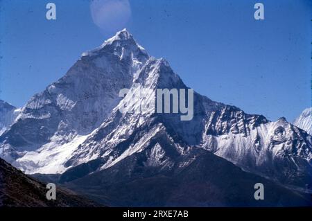 Ama Dablam è una delle montagne più spettacolari del mondo e un vero sogno alpinista. Questa indimenticabile scalata nella regione di Khumbu in Nepal prevede un trekking culturale nel campo base, roccia tecnica, arrampicata su neve e ghiaccio e splendide viste panoramiche sulla cima dell'Everest, Lhotse e Makalu. Altezza di 6.800 metri. Foto Stock