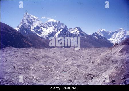 Ama Dablam è una delle montagne più spettacolari del mondo e un vero sogno alpinista. Questa indimenticabile scalata nella regione di Khumbu in Nepal prevede un trekking culturale nel campo base, roccia tecnica, arrampicata su neve e ghiaccio e splendide viste panoramiche sulla cima dell'Everest, Lhotse e Makalu. Altezza di 6.800 metri. Foto Stock