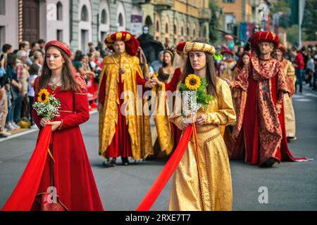 Processione in abiti storici alla Parata medievale - parte tradizionale delle celebrazioni durante l'annuale festival del Tartufo bianco ad Alba, Italia. Foto Stock