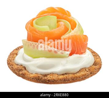 Salmone affumicato con formaggio cremoso su cracker isolato su fondo bianco Foto Stock
