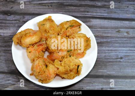 Gamberetti fritti ricoperti di farina e fritti in olio caldo profondo, i gamberi sono crostacei (una forma di molluschi) con corpo allungato e principalmente un bagno Foto Stock