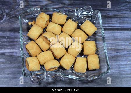 I biscotti con datteri minis, i biscotti con datteri Tamr sono fatti con burro e datteri puri, snack nutriente, veri datteri in croccanti e deliziosi biscotti, Mamoul Coo Foto Stock