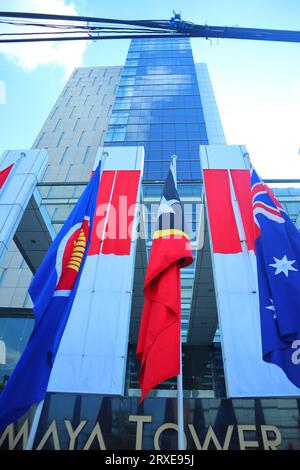 bandiere dei paesi dell'asean installate di fronte all'hotel Foto Stock