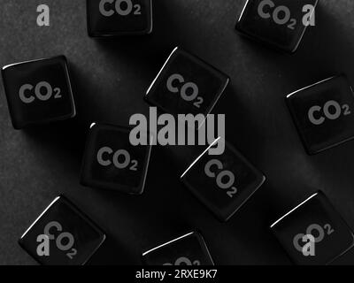 Concetto di inquinamento ambientale e emissioni di carbonio. Simbolo di anidride carbonica CO2 su cubi neri. Foto Stock