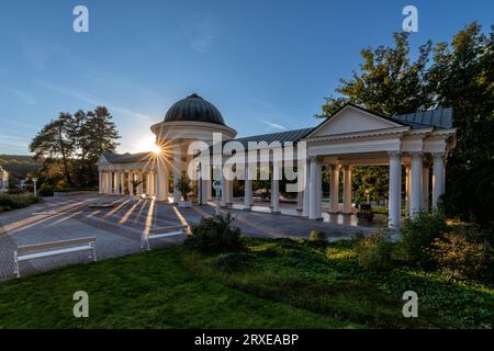 Colonnato (Kolonáda in ceco) delle sorgenti di acqua minerale fredda Caroline e Rudolf - centro della famosa cittadina termale ceca Marianske Lazne Foto Stock