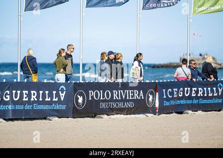 Rostock, Warnemünde Deutschland 24. Settembre 2023: Beach Polo Masters Warnemünde 2023 IM Bild: Zuschauer vom Beach Masters am Strand von Warnemünde Foto Stock