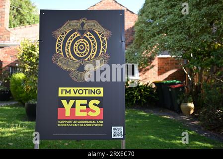 Nero, giallo e rosso, sto votando il segno di sì, con opere aborigene, nel cortile di una casa suburbana, parte della campagna referendaria Foto Stock