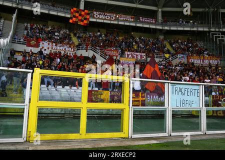 Tifosi dell'AS Roma durante la partita di serie A tra Torino FC e AS Roma il 24 settembre 2023 allo Stadio Olimpico grande Torino di Torino. Foto Stock